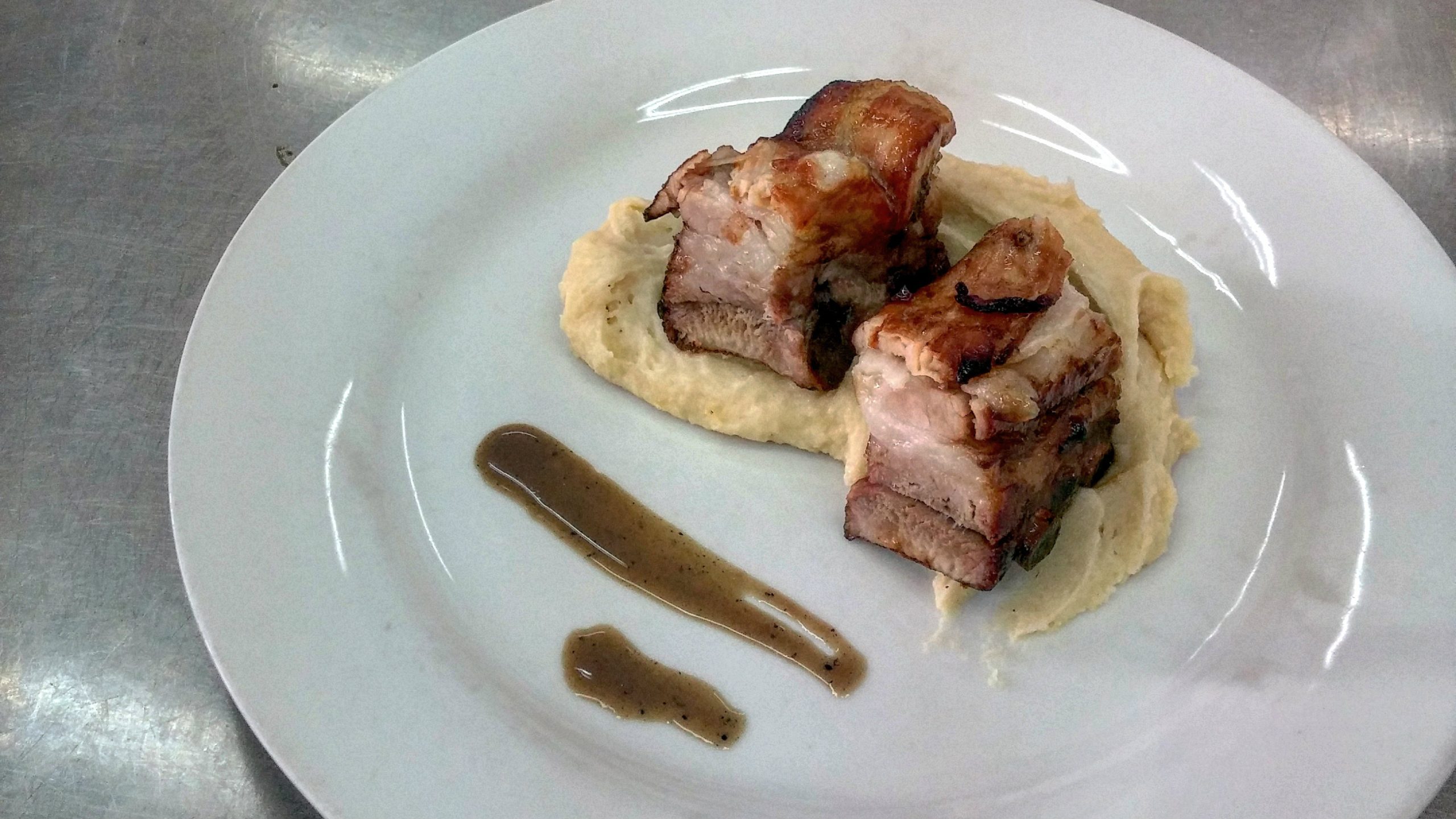 Pechito de cerdo laqueado con puré ahumado