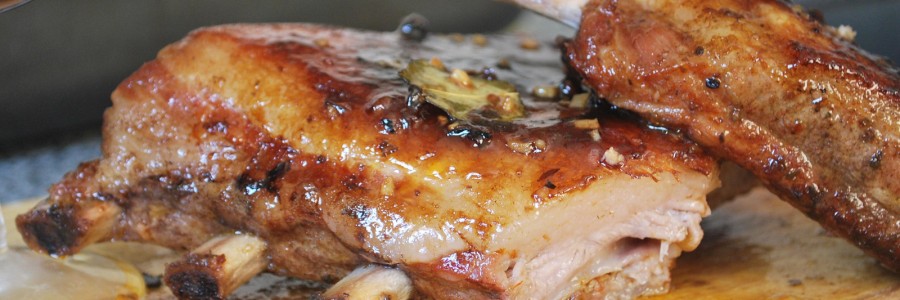 Pechito de cerdo laqueado con puré ahumado